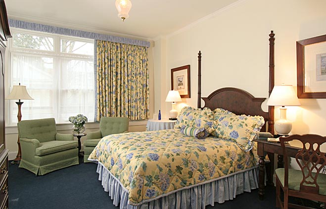 Queen Rooms at Saratoga Arms Saratoga Springs Inn