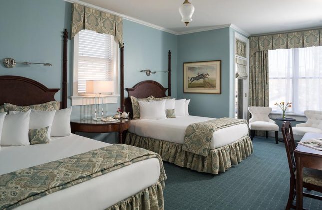 Double Queen room Saratoga Hotel