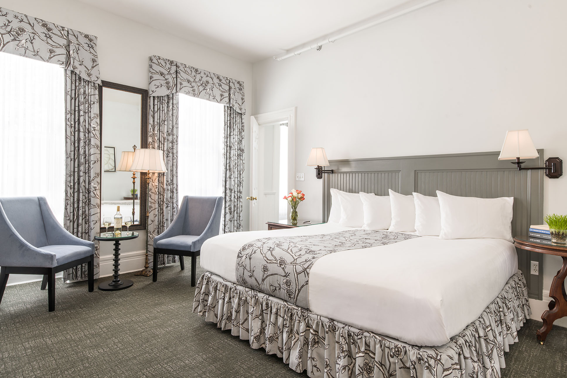 Junior Queen room at our Saratoga Springs NY hotel